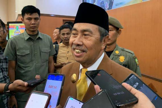 Gubri Syamsuar dikritik akibat melakukan mutasi kepala sekolah (foto/int)